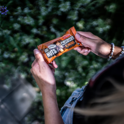 Denuts Crunchy Salty peanuts in dark chocolate  - Nutrend